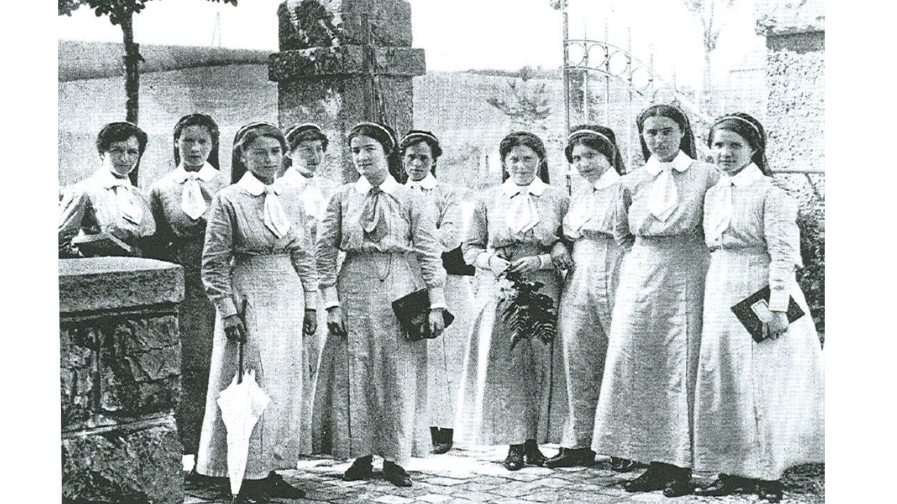 Les 10 premières infirmières diplômées à Fribourg